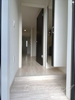 広島市安佐北区可部１丁目のアパートの玄関|ミラー付き大型シューズボックス