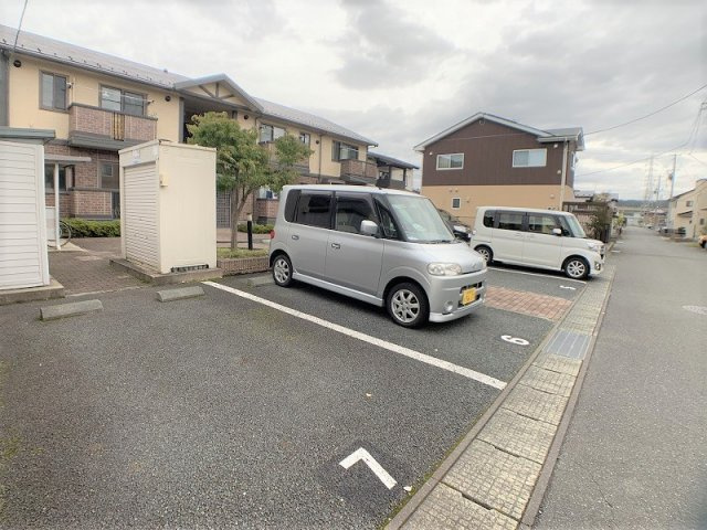 サンパティー五合田の駐車場