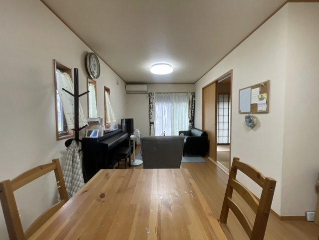 松伏町の省エネエコ住宅│太陽光発電＋大型WIC付住宅の居間・リビング|ゆったりとしたリビングです