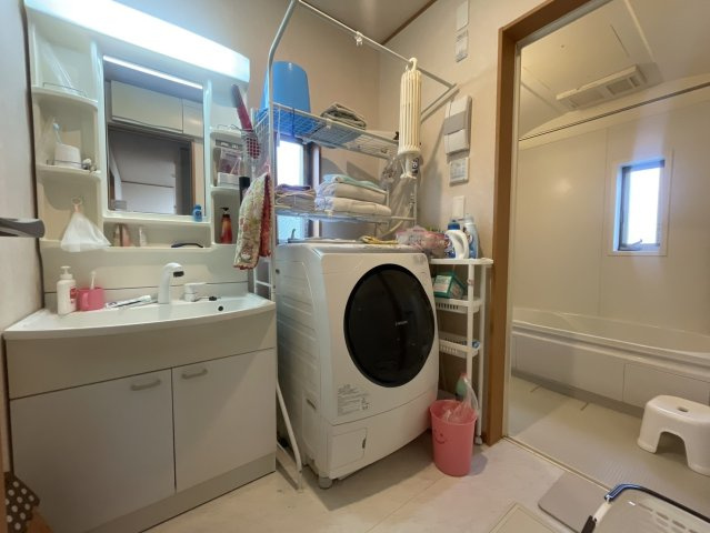 松伏町の省エネエコ住宅│太陽光発電＋大型WIC付住宅の脱衣所