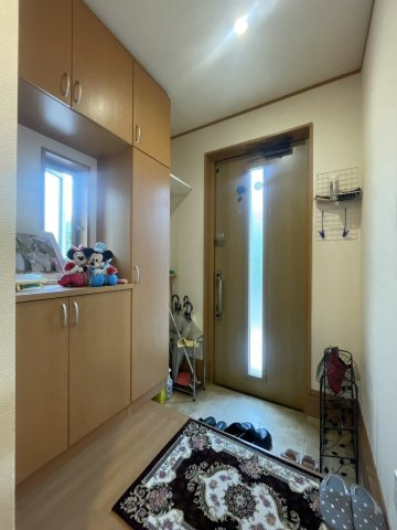 松伏町の省エネエコ住宅│太陽光発電＋大型WIC付住宅の玄関|きれいな玄関です