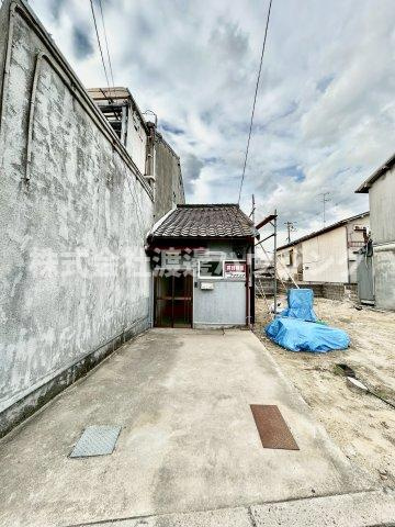 松村貸家の駐車場|大きい車は入りません。