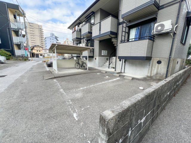 ニューライフムラタの駐車場