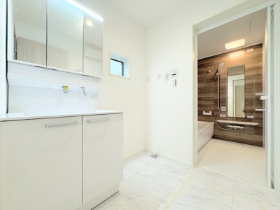 【脱衣所】 | ◆◇菅田町新築戸建て◇◆ | ◆毎日使う場所だから、機能的で使いやすさに配慮したパウダールーム。すっきりと使えるように収納も豊富にご用意しています。