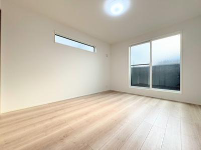 【洋室】 | ◆◇菅田町新築戸建て◇◆ | ◆柔らかい陽光が差し込む明るいお部屋を演出する設計。彩光の取れる窓が気持ちの良いお部屋を創り上げます。