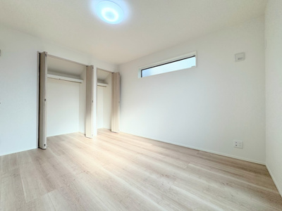 【洋室】 | ◆◇菅田町新築戸建て◇◆ | ◆室内はいつも明るい印象なので気持ちの良い朝を迎えられます。各部屋にはクローゼットを完備しており、収納が多いお家はすっきりして快適空間です。