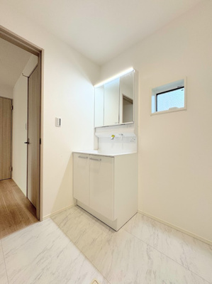 【洗面所】 | ◆◇菅田町新築戸建て◇◆ | ◆三面鏡裏や、シンクしたにも多数収納を備えた、広々とした洗面化粧台。窓のある明るい洗面所で毎日の身支度も気持ち良くお使い頂けます。