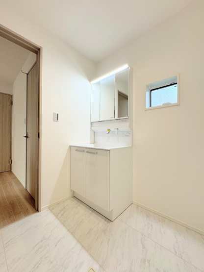 【洗面所】 | ◆◇菅田町新築戸建て◇◆ | ◆三面鏡裏や、シンクしたにも多数収納を備えた、広々とした洗面化粧台。窓のある明るい洗面所で毎日の身支度も気持ち良くお使い頂けます。