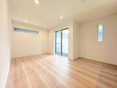 【洋室】 | ◆◇菅田町新築戸建て◇◆ | ◆リビングは一日中太陽の光が射し込みます。家族が集まる空間は、自然と笑顔が溢れます！