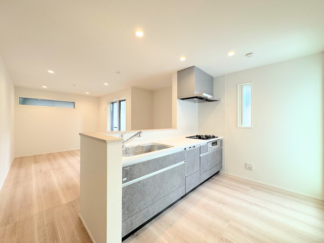 【キッチン】 | ◆◇菅田町新築戸建て◇◆ | ◆ご家族みんなで調理ができる位のスペースを実現したキッチン空間となっております。みんなで作った料理を召し上がりながらの会話は、どのような物になるのでしょうか。