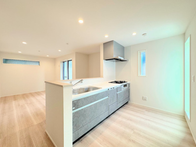 【居間・リビング】 | ◆◇菅田町新築戸建て◇◆ | ◆キッチンからダイニングやリビングが見渡せるキッチン。料理をしながら家族とコミュニケーションをとれるだけでなく、大きな開放感も得られることができます。