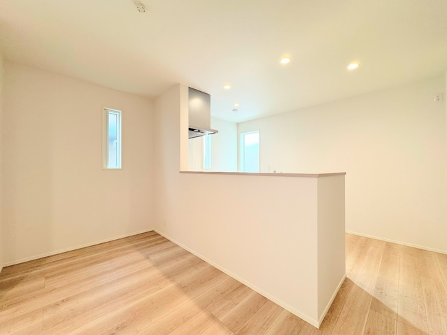 【居間・リビング】 | ◆◇菅田町新築戸建て◇◆ | ◆デザイン性と機能性を兼ね備えたキッチンです。リビングスペースとの一体感が生まれ、広々空間を演出してくれます。