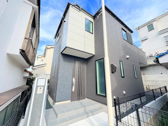 【外観】 | ◆◇菅田町新築戸建て◇◆ | ◆堂々たる趣ながら、主張し過ぎずどこか余裕を感じさせるシャープなフォルムで佇む邸宅は、晴天の空と照らし合わせる事で、本来あるべき完成形の姿を見せてくれます。