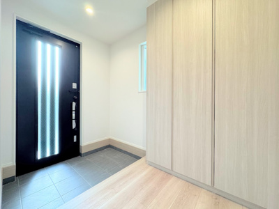 【玄関】 | ◆◇菅田町新築戸建て◇◆ | ◆明るい玄関です！散らかりやすい玄関もスッキリする大容量のシューズボックス付き。