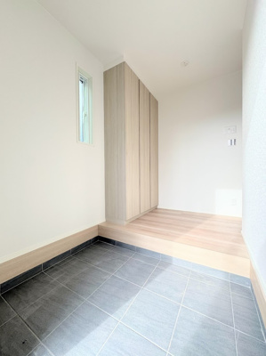 【玄関】 | ◆◇菅田町新築戸建て◇◆ | ◆光の渦が溢れた明るい玄関ホール。「おかえり」と「ただいま」が交差するお家の顔とも言える場所は爽やかで心地良い空間となっています。すっきり片付いた玄関で来客時にも自信が持てそう。