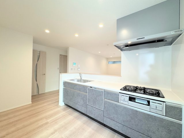 【キッチン】 | ◆◇菅田町新築戸建て◇◆ | ◆デザイン性と機能性を兼ね備えたキッチンです。リビングスペースとの一体感が生まれ、広々空間を演出してくれます。