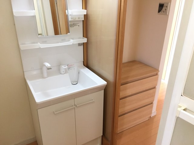 グリーンヴィレッジB棟の独立洗面台|朝の支度にも助かる、独立の洗髪洗面化粧台