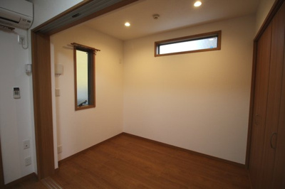 【寝室】 | AQUE11 | 角部屋なので窓が多いです♪