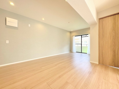 【居間・リビング】 | 西三田住宅7街区5号棟 | 【モデルハウス写真】
◆その邸が魅せる、気品・上質・重厚感・極細やかさ、そのすべては訪れた者に安らぎと品性を与える特別な空間です。ここに住むからこそ意味がある。すべての（始まり）をここから迎えます。