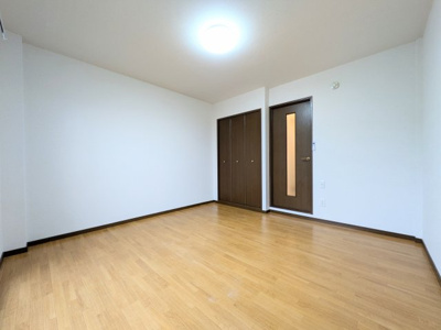 【居間・リビング】 | フライハイト麻郷 | こちらの居間で趣味の時間をお楽しみください