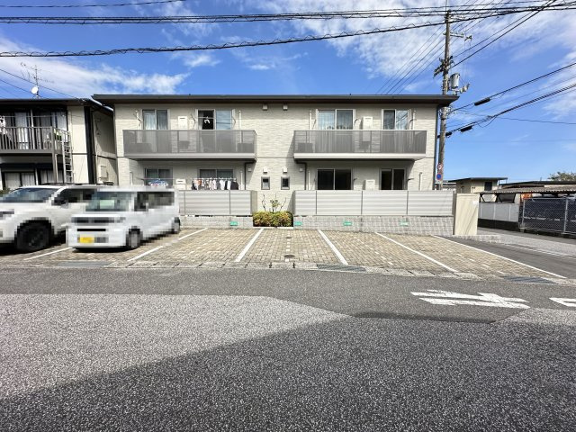 フローラル赤堤 D棟の駐車場