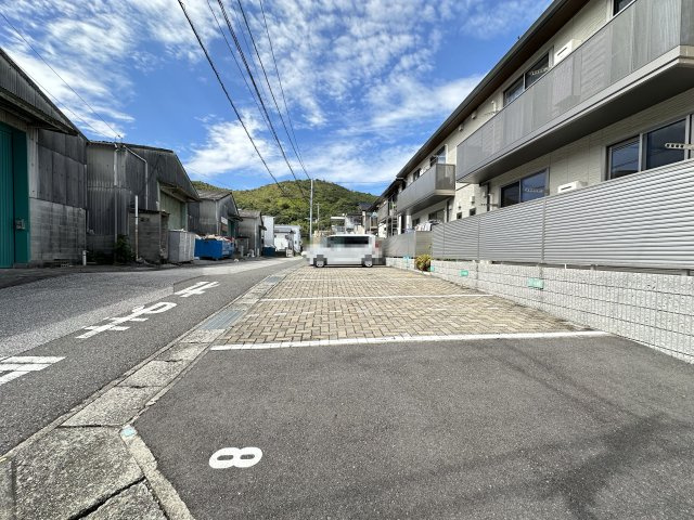 フローラル赤堤 D棟の駐車場