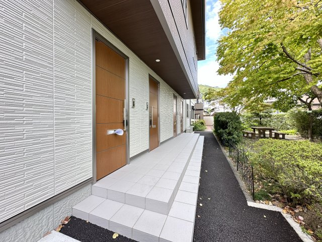 フローラル赤堤 D棟のエントランス