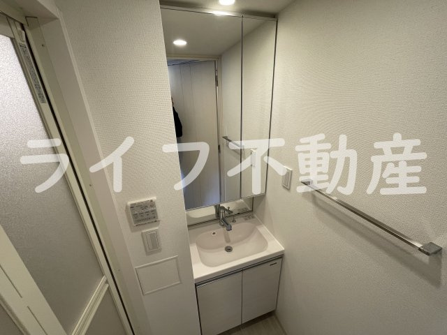 アドバンス大阪バレンシアの独立洗面台|独立洗面台、朝の身支度には欠かせません