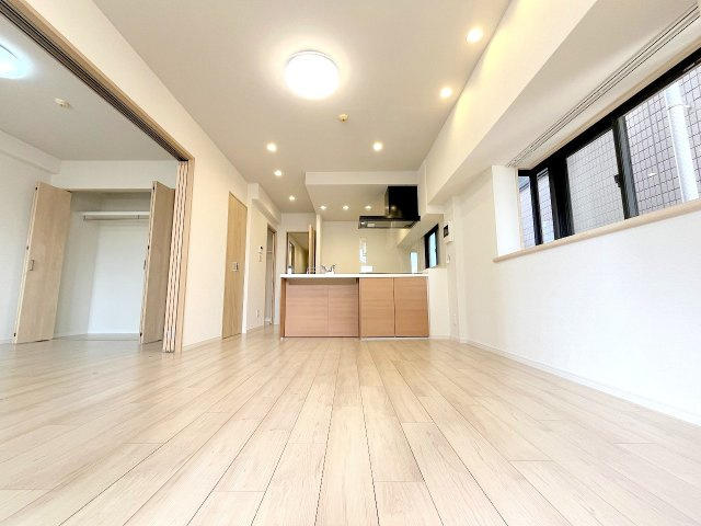 グランツ拝島セントラルステージの居間・リビング|角部屋のため窓が多いです！