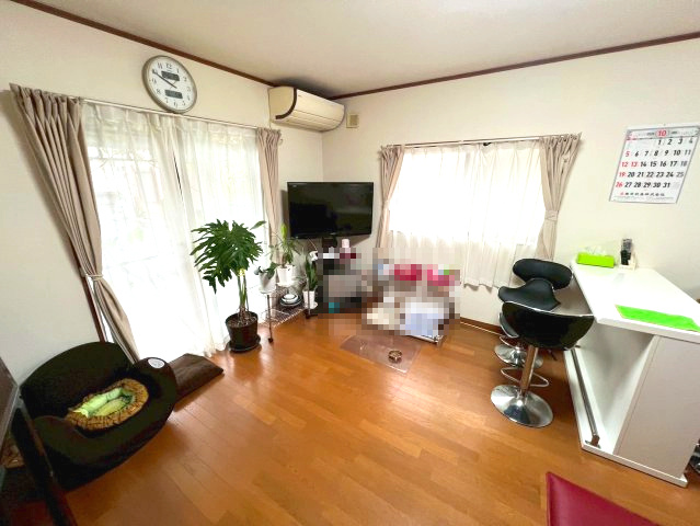 和ケ原3丁目の居間・リビング|こちらのリビングで趣味の時間をお楽しみください