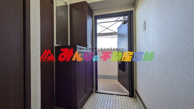 野中町スカイマンションの玄関