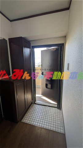 野中町スカイマンションの玄関