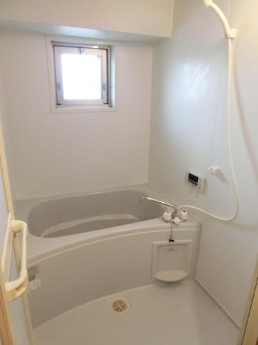 北野ガーデンコートの浴室|追い焚き付きのお風呂です♪