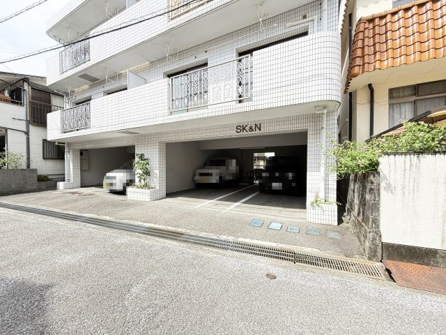 SK&Nの駐車場