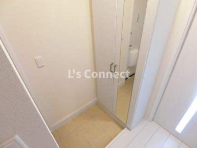 【玄関】 | ロイヤルハイツ六番館 | 背の高い下駄箱には鏡付きで身だしなみチェック。