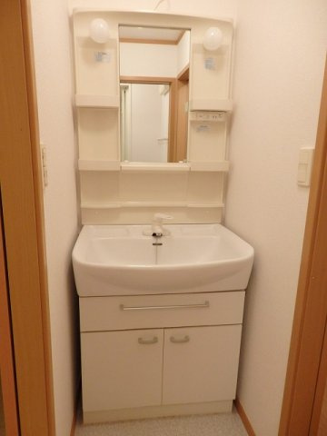 ソレイユ２番館の洗面所|ゆったりとスペースのある洗面所