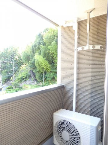 プリマヴェーラ・ｆのバルコニー|外からの目が気にならないバルコニーで洗濯物が干せます
