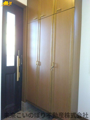 【玄関】 | 加須市北辻中古戸建て | 内側から見た玄関はとても開放感があり、気持ちよくお出かけができます。
収納もしっかりあるので家族の靴をきちんと片づけておけます。