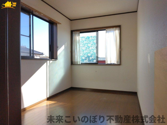 【子供部屋】 | 加須市北辻中古戸建て | 二面採光のお部屋で日当たり通風良好です！
収納も大きく過ごしやすいです。お子さんのお部屋にいかがでしょうか