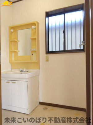 【脱衣所】 | 加須市北辻中古戸建て | 洗面脱衣室には窓があり空気の入れ替えが出来カビの防止対策できますよ。