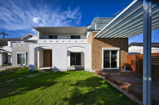 【外観】 | 吹かし壁がオシャレな南欧風エクステリアが青空に映えます。