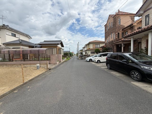 【スーパー徒歩圏内】東金市台方２区画　No.１／建築条件付き売地の前面道路含む現地写真|前面道路公道約６．６ｍでラクラク駐車可能！