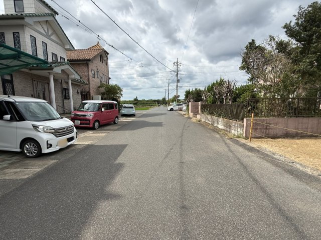 【スーパー徒歩圏内】東金市台方２区画　No.２／建築条件付き売地の前面道路含む現地写真|前面道路公道約６．６ｍでラクラク駐車可能！