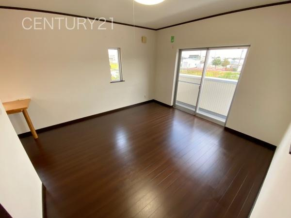 前橋市上佐鳥町中古一戸建ての洋室|２面採光の明るい洋室です。