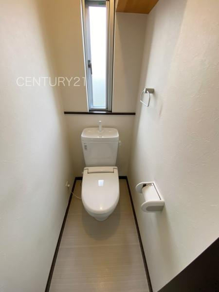 前橋市上佐鳥町中古一戸建てのトイレ|２階トイレです。
保温便座付きです。