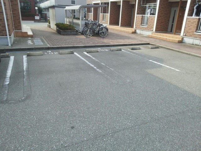 オレンジフラットⅡの駐車場|カースペースがあります