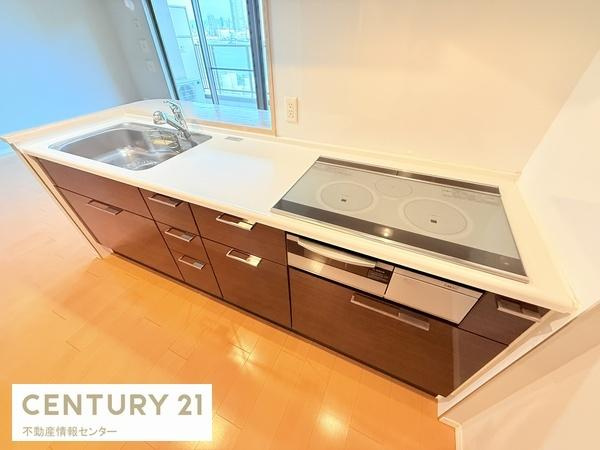 【キッチン】 | リバーガーデンＥＣＯシティアリスの森 | ＩＨ３口コンログリルつき！ＩＨコンロはお手入れもしやすいガラストップ！カウンターキッチンなので、リビング全体を見渡せます！