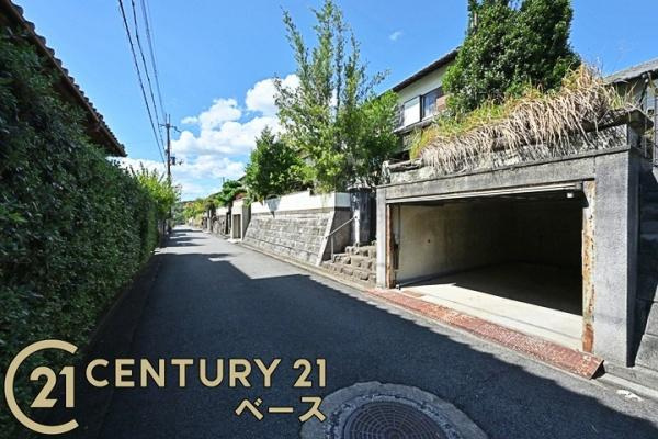 香芝市関屋北６丁目の中古一戸建の前面道路含む現地写真
