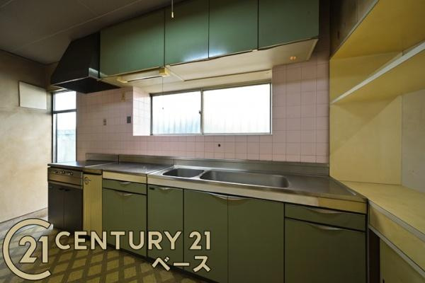 香芝市関屋北６丁目の中古一戸建のキッチン|■現地撮影写真■収納力と使いやすさを追求したキッチンです！