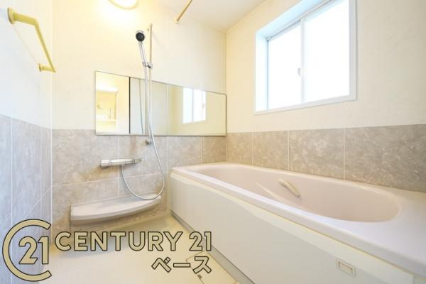 香芝市関屋北６丁目の中古一戸建の浴室|■現地撮影写真■ゆったり１坪サイズ！足を伸ばしての入浴は疲れも癒してくれます！